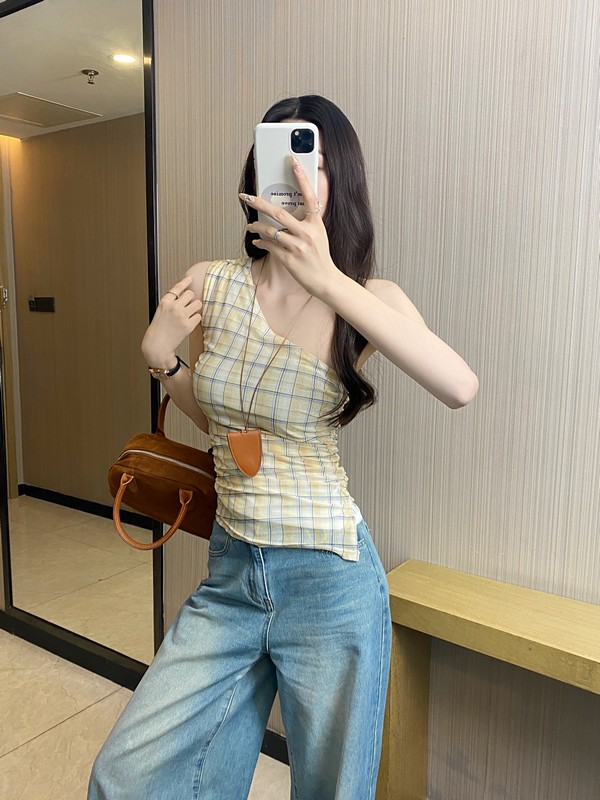 實拍 夏季新款法式復古美背露肩黃色格子設計感斜肩無袖上衣