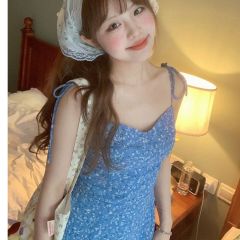 法式復古少女藍色系帶碎花吊帶連衣裙女收腰顯瘦A字度假風短裙