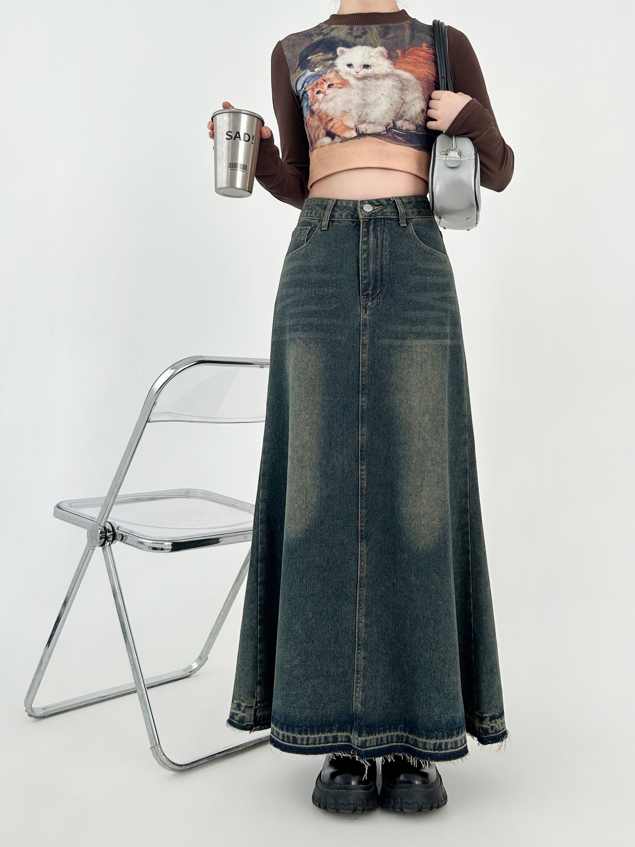 Plus-size denim skirt for women, mid-length, suitable for autumn and winter, high-waisted, slimming, frayed A-line skirt, bustier long skirt