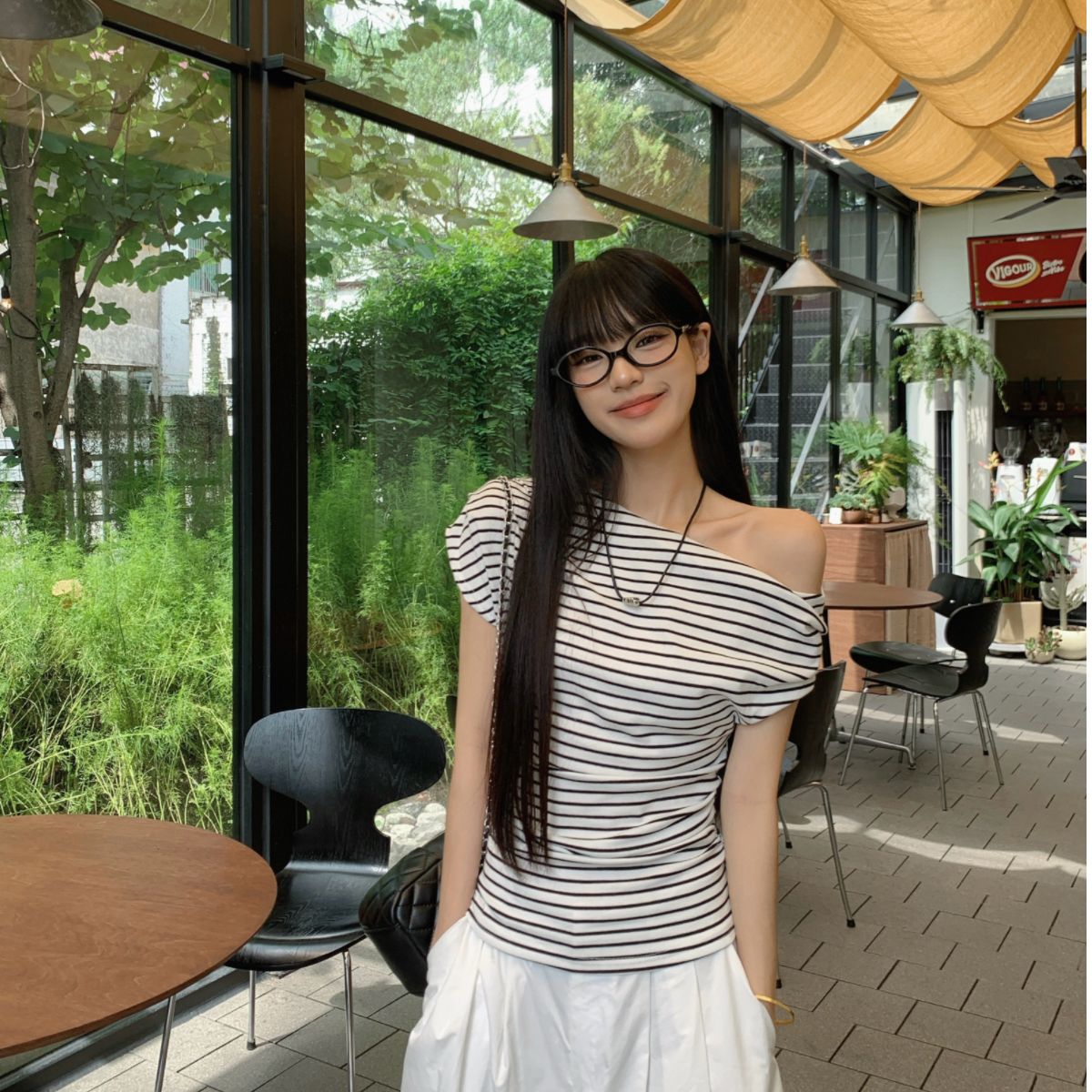 Off-shoulder short-sleeved T-shirt for women in summer hot girls slim and unique off-shoulder striped top