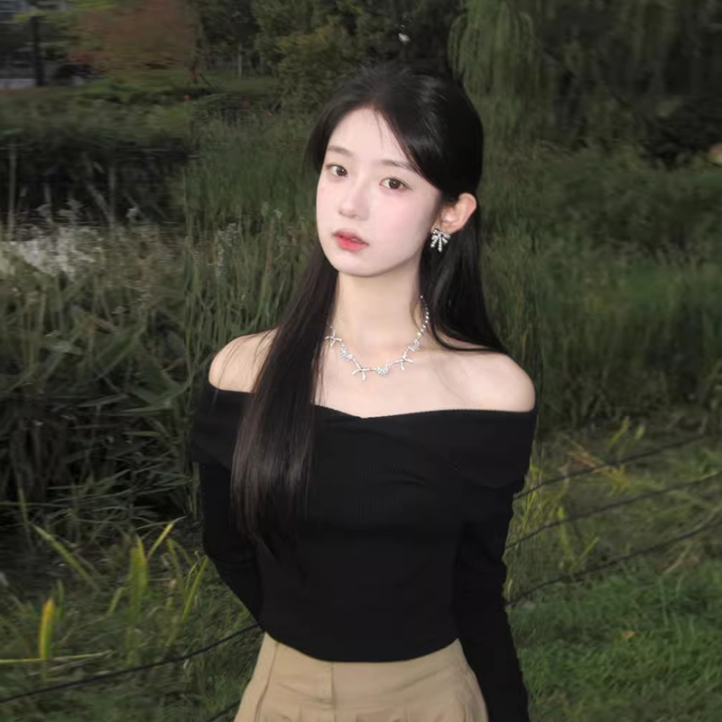 One-shoulder black sweater knitted sweater underwear base shirt Autumn 2025 new women's off-shoulder long-sleeved top