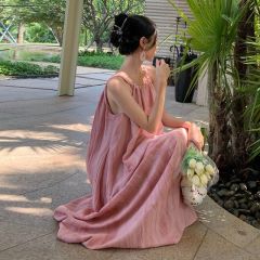 海邊度假粉色無袖吊帶連衣裙寬鬆慵懶風2025年夏季新款甜辣裙子女