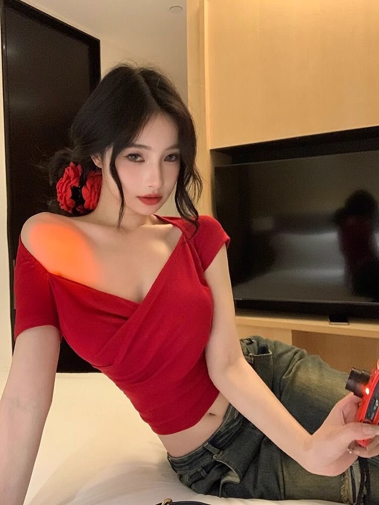 V-neck cross hot girl short-sleeved T-shirt for women in summer waist tight and tight temperament red short niche American sexy top
