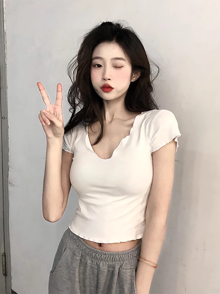 Pure desire style off-shoulder base shirt for women in spring Korean version 2025 new slim fit and slim short-sleeved T-shirt top