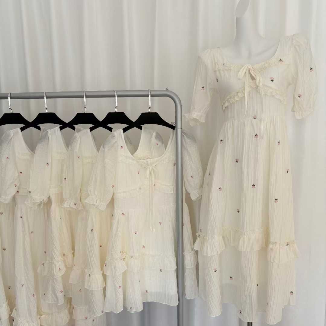 實拍白月光短袖連衣裙顯瘦長裙清新溫柔風刺繡小花森系杏色連衣裙