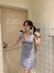 純欲風ins裙子女夏氛圍感小飛袖V領收腰A字短款蝴蝶結碎花連衣裙