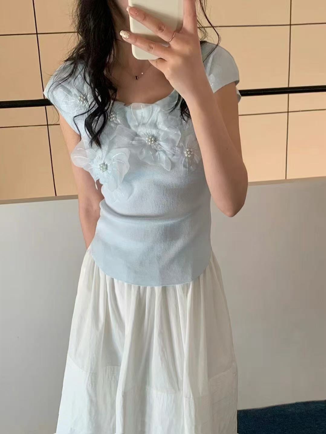 French design round neck short-sleeved sweater for women in spring 2025 new style slim three-dimensional flower beads