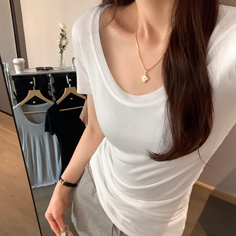 Real photos of niche slim white short-sleeved T-shirt for women in summer 2025, no same clothes, mid-length pure slim top