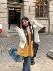 Real-life yellow embroidered sleeveless slim top V-neck suspender waist-hugging hollow dress + white cardigan shawl
