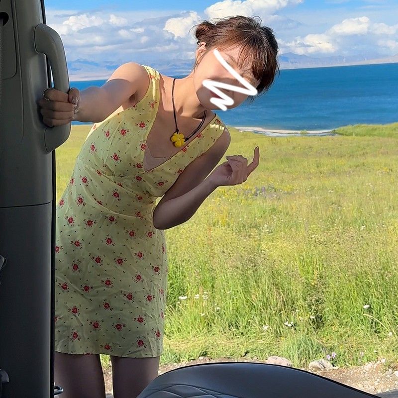 2025新款黃色無袖v領碎花連衣裙子女夏季法式小個子辣妹系帶短裙