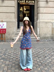 Real shot French retro floral suspender V-neck dress for women in summer waist-hugging and slimming A-line hip-wrap skirt