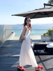 Korean gentle white waist-hugging suspender dress vacation style sweet outfit to make you look slim and high-end long skirt