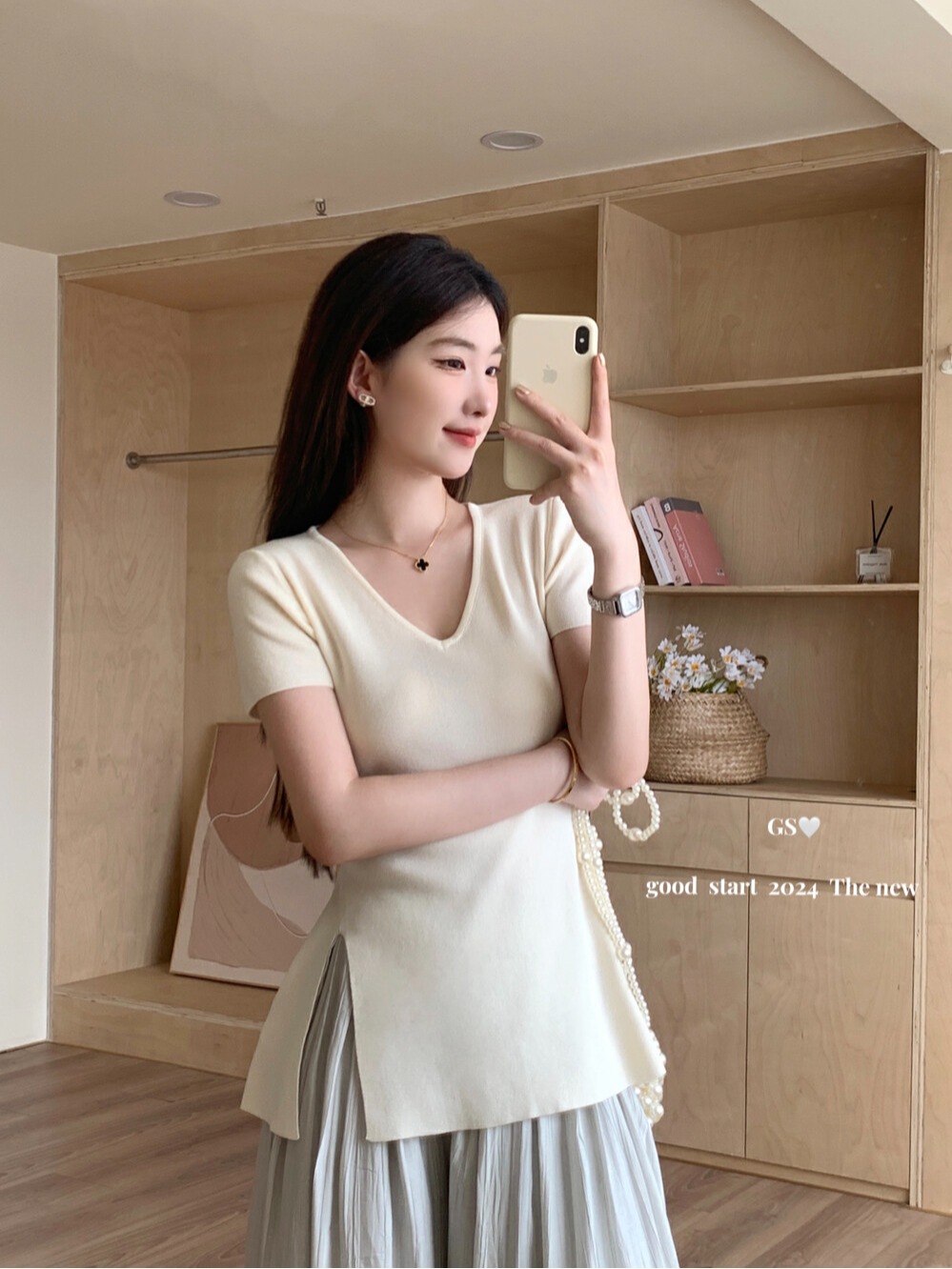 GS blogger wears a new summer Korean commuter gentle style design and temperament V-neck slit waist knitted sweater