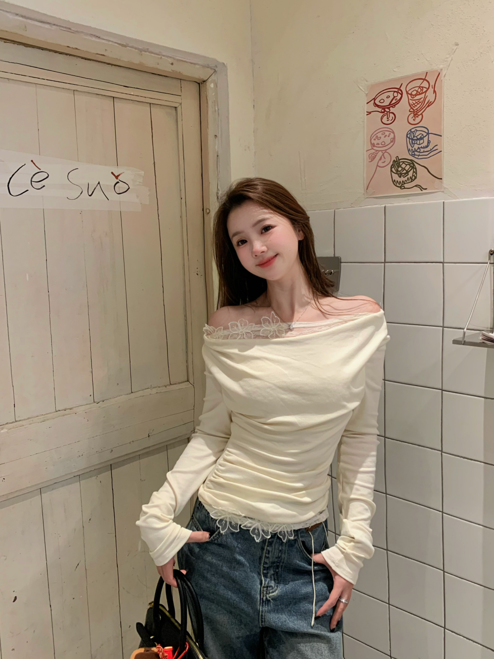 Real shot, pure and sexy hot girl with a slanted shoulder flower, one-shoulder T-shirt top