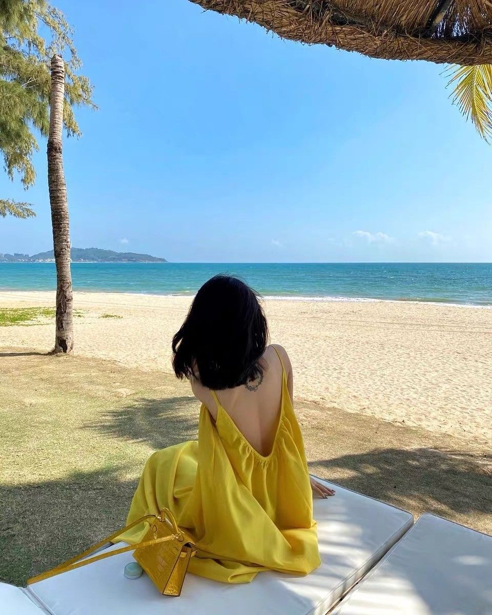 海邊度假性感露背吊帶連衣裙女夏季新款寬鬆a字裙溫柔黃色長裙子