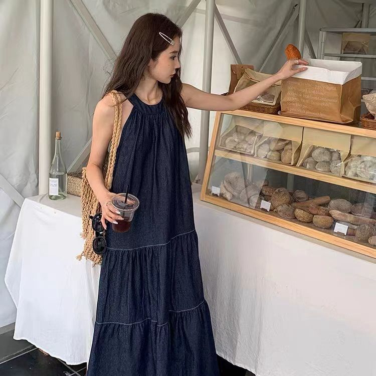 背帶法式掛脖牛仔連衣裙女設計感夏季小個子寬鬆顯瘦A字大擺長裙