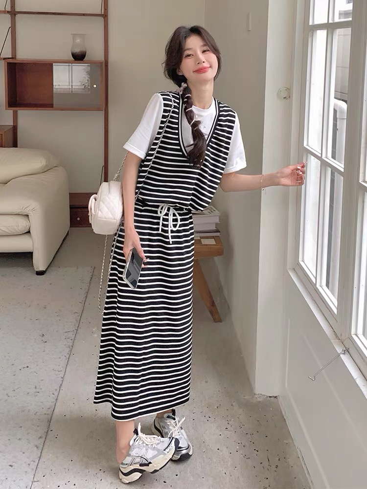 Black and white striped casual suit skirt for women in summer 2025 new age-reducing slimming splicing T-shirt skirt two-piece set
