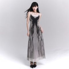 灰色吊帶連衣裙2025年夏季冷淡系獨特别致小眾設計師海邊出遊穿搭