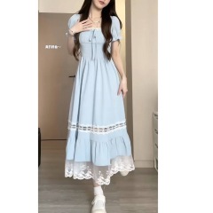 夏季新款蕾絲拼接方領連衣裙女法式設計感收腰顯瘦度假風中長裙子