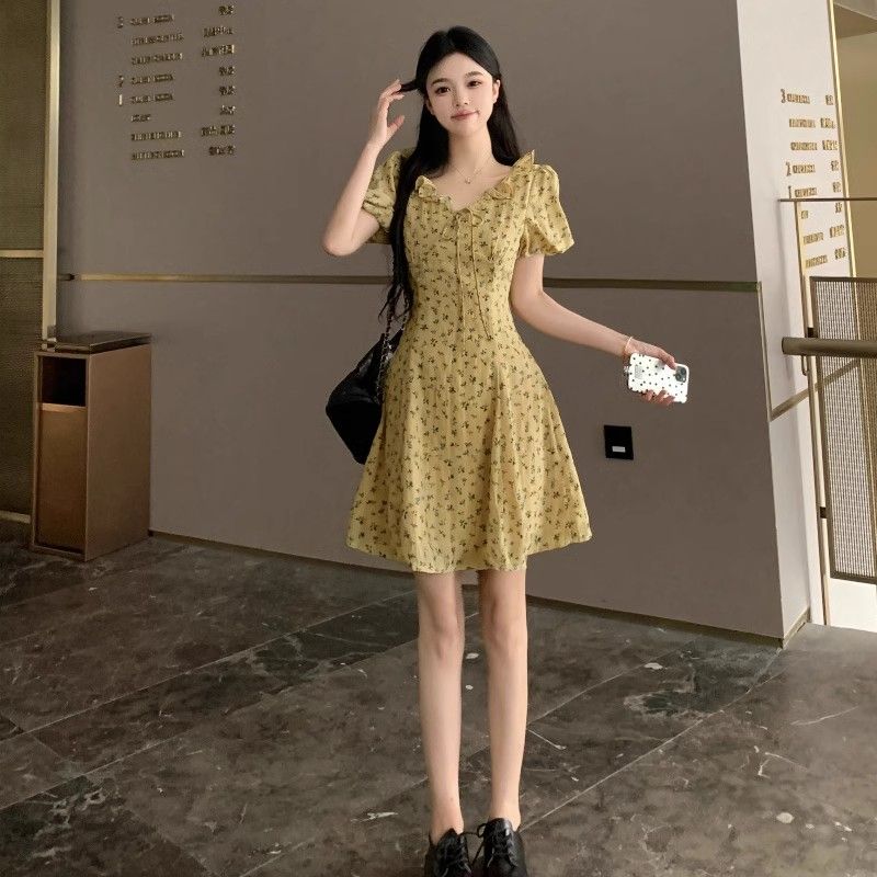 2025 small floral dress summer new Korean version waist-hugging and slimming A-line puff sleeve girlish short skirt