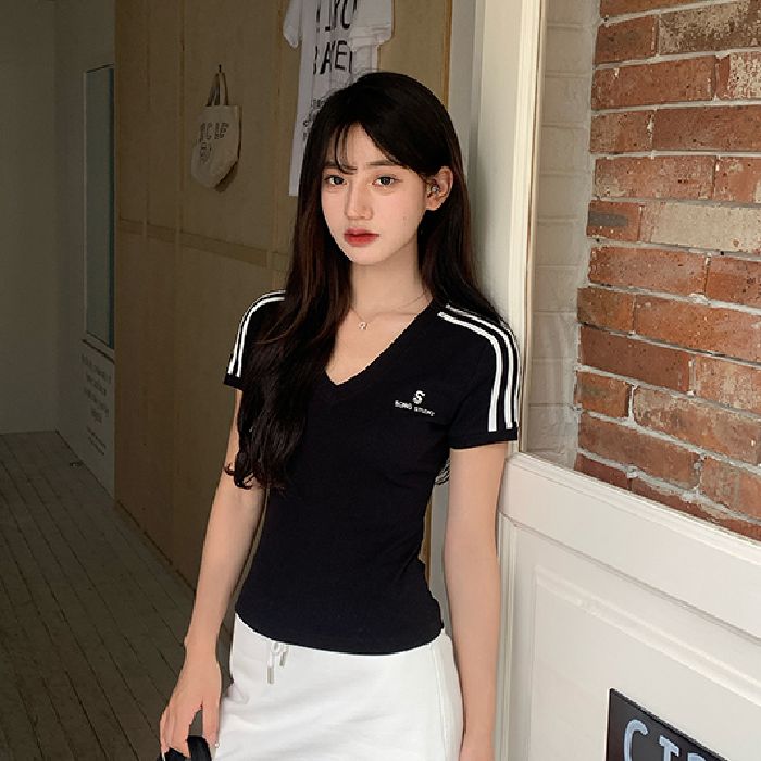 胖mm黑色v領正肩短袖t恤女夏純棉辣妹收腰短上衣