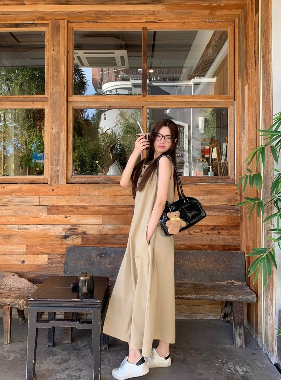 Sleeveless casual loose dress in summer new women's clothing, slim and fishing long skirt on the beach