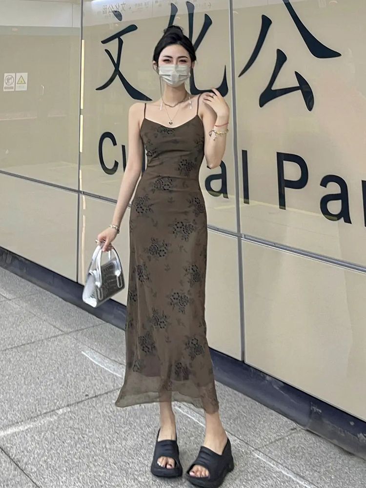 新款復古碎花吊帶連衣裙女夏季設計高級性感氣質包臀網紗長裙子