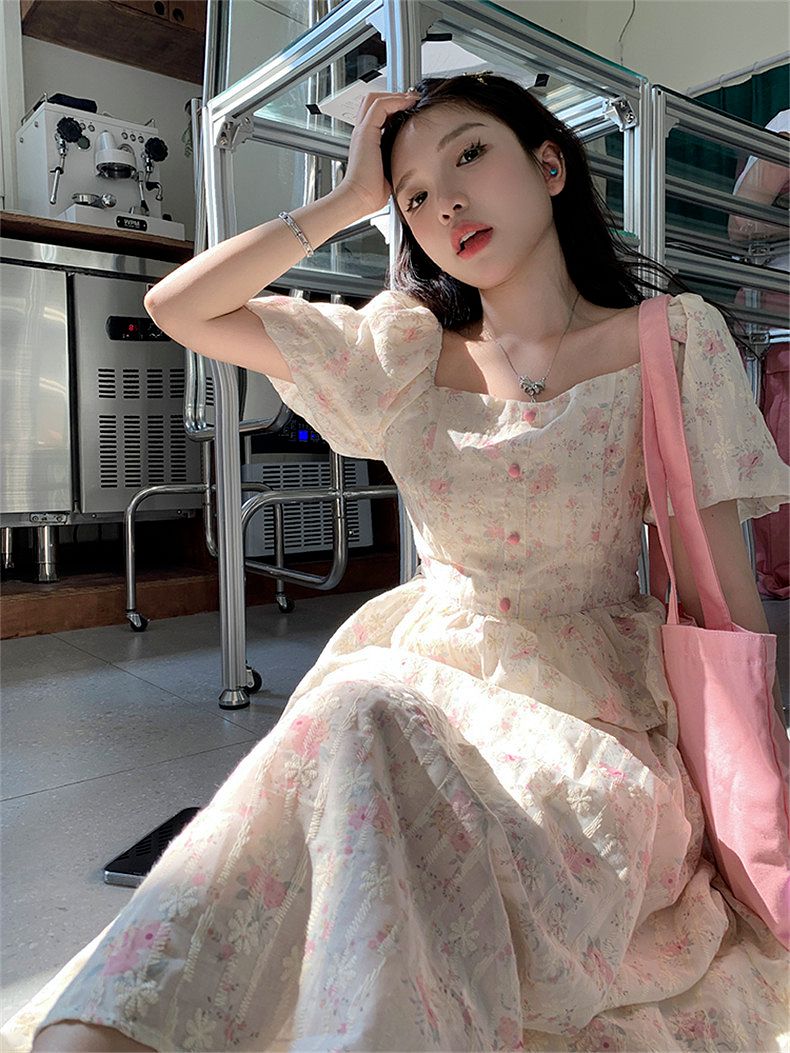 法式溫柔方領泡泡袖連衣裙子女2025夏季新款收腰顯瘦甜美碎花裙