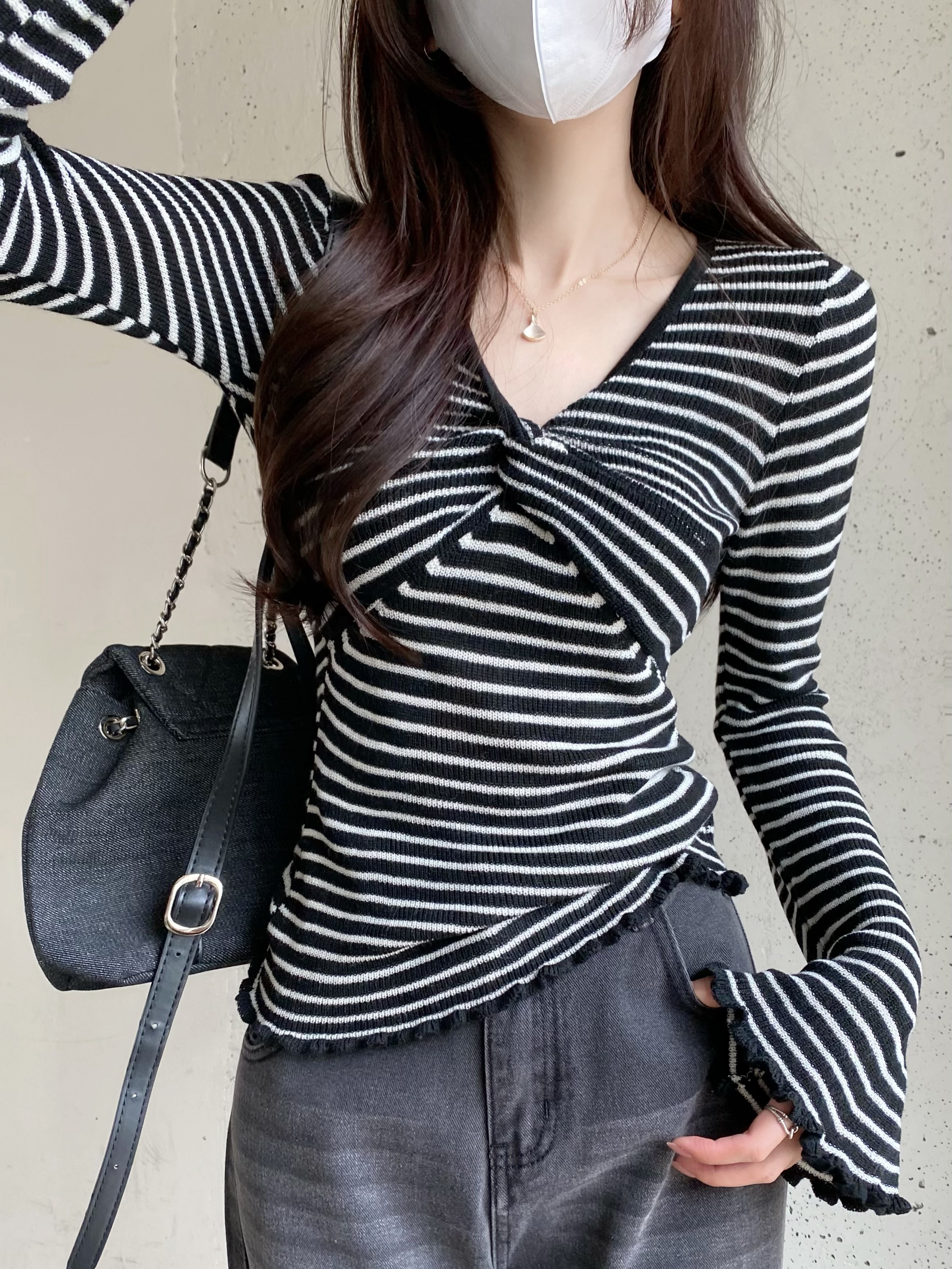 Real shot of cross kink V-neck striped long-sleeved T-shirt for women with slim fit and slim knitted contrasting collar head