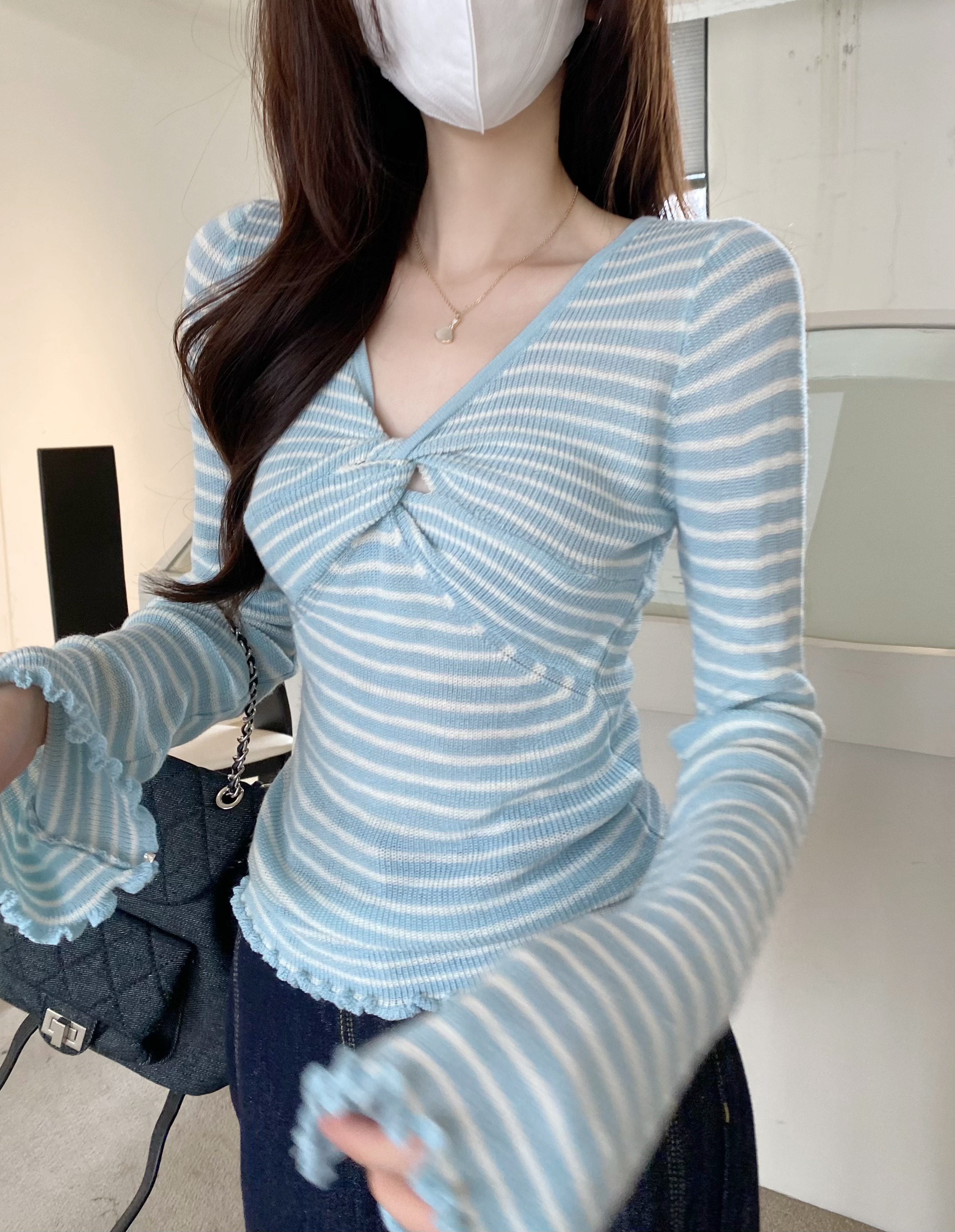 Real shot of cross kink V-neck striped long-sleeved T-shirt for women with slim fit and slim knitted contrasting collar head