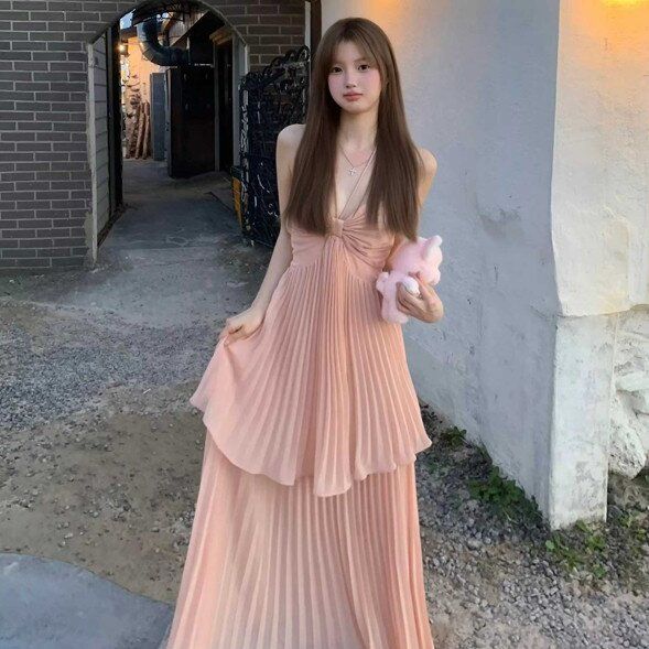 法式赫本風高級感粉色吊帶掛脖連衣裙設計感名媛壓褶大擺禮服裙