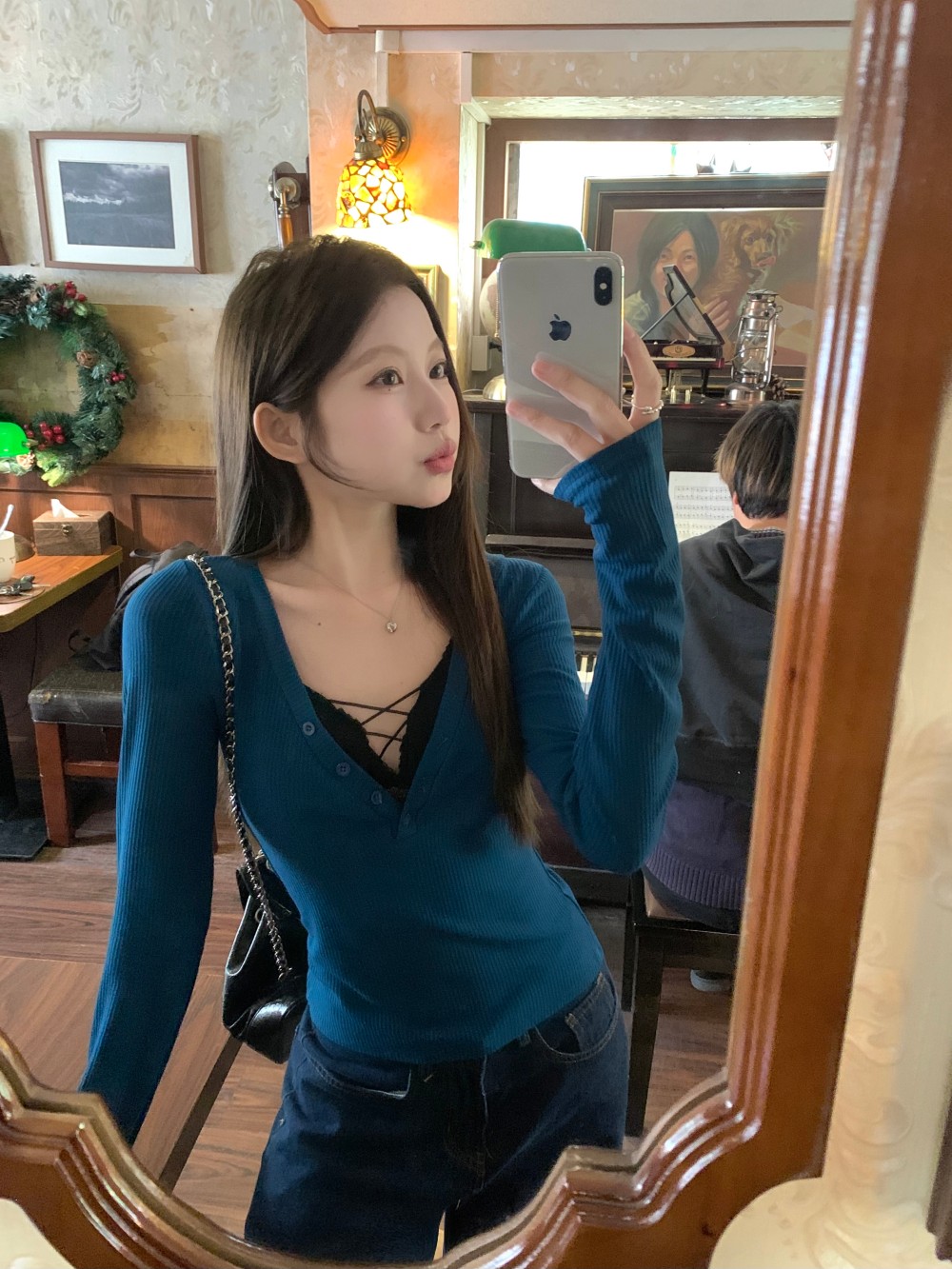 Real shot: V-neck inner wear can be worn on the outside, women's autumn and winter slim hot girl tops are given black underwear