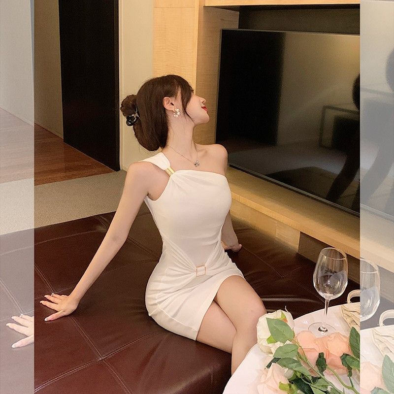 Sexy hot girl style slanted shoulder one-shoulder suspender dress for women in summer new slim and slim high-end hip-cover short skirt