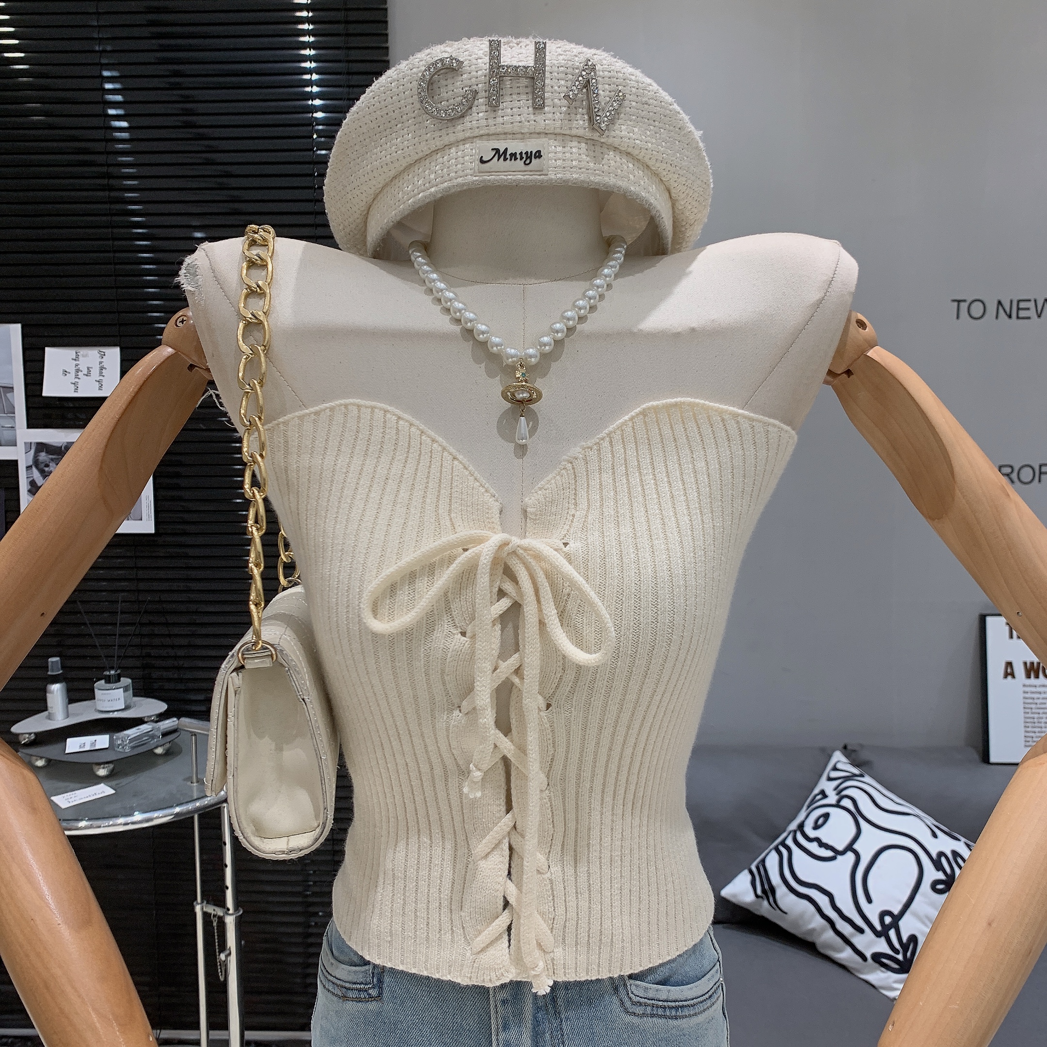 Korean sweet and cool hot girl pure and sexy strap design tight and slim sexy off-shoulder niche knitted strap for women