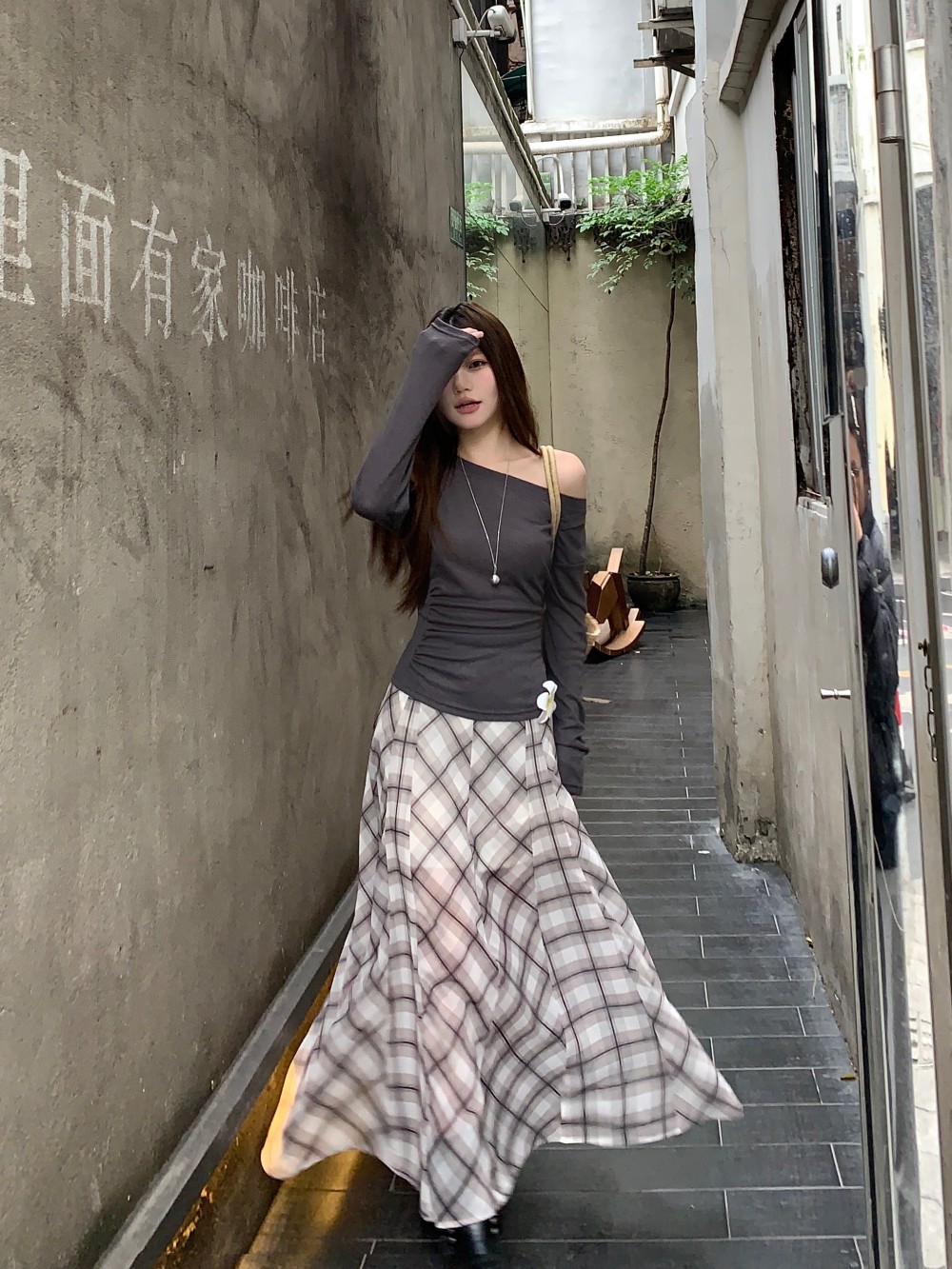 Real shot, high-end and gentle retro brown plaid long skirt 2025 new off-shoulder waist-hugging off-shoulder T two-piece set
