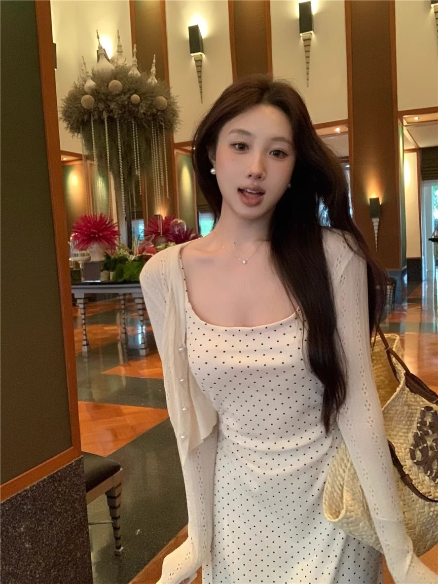 法式溫柔波點吊帶連衣裙女夏季杏色甜美長裙褶皺收腰顯瘦a字裙子