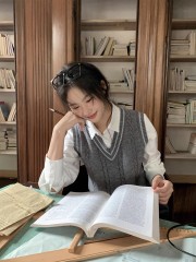 Hello Canon College style contrasting V-neck striped knitted vest for women early autumn 2025 new layered loose vest