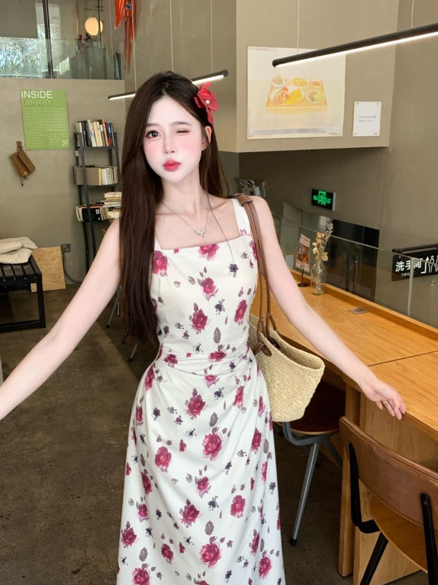 Beautiful suspender floral dress for women in summer 2025 new style for simple niche designer vest long skirt