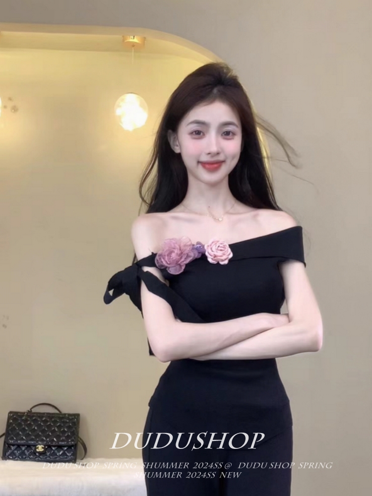 Pure black three-dimensional flower off-shoulder short-sleeved T-shirt for women in summer slim and sweet hot girl one-shoulder top high-end