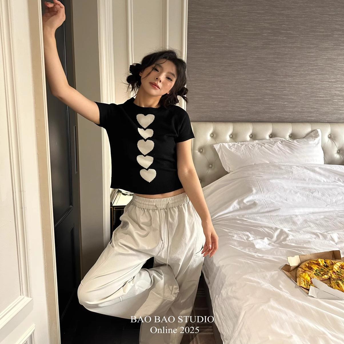 SUSAN 2025 Spring New Korean version ins trendy sweet and fashionable love embroidered round neck versatile knit sweater short sleeves