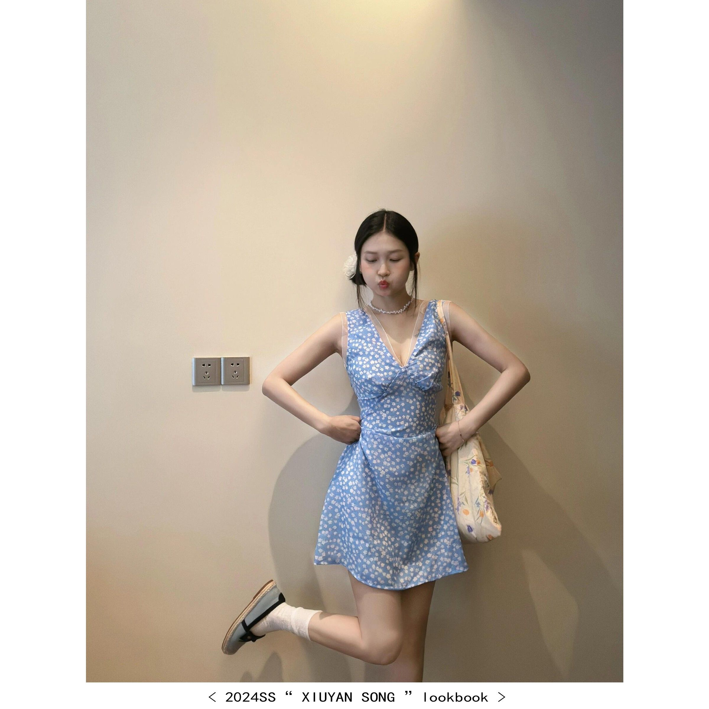 韓系藍色清新碎花v領背心連衣裙女夏季修身度假風無袖收腰短裙子