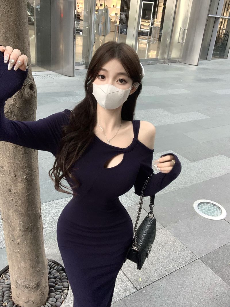 秋冬新款法式氣質時尚小眾斜肩鏤空設計加厚磨毛長袖收腰連衣裙女