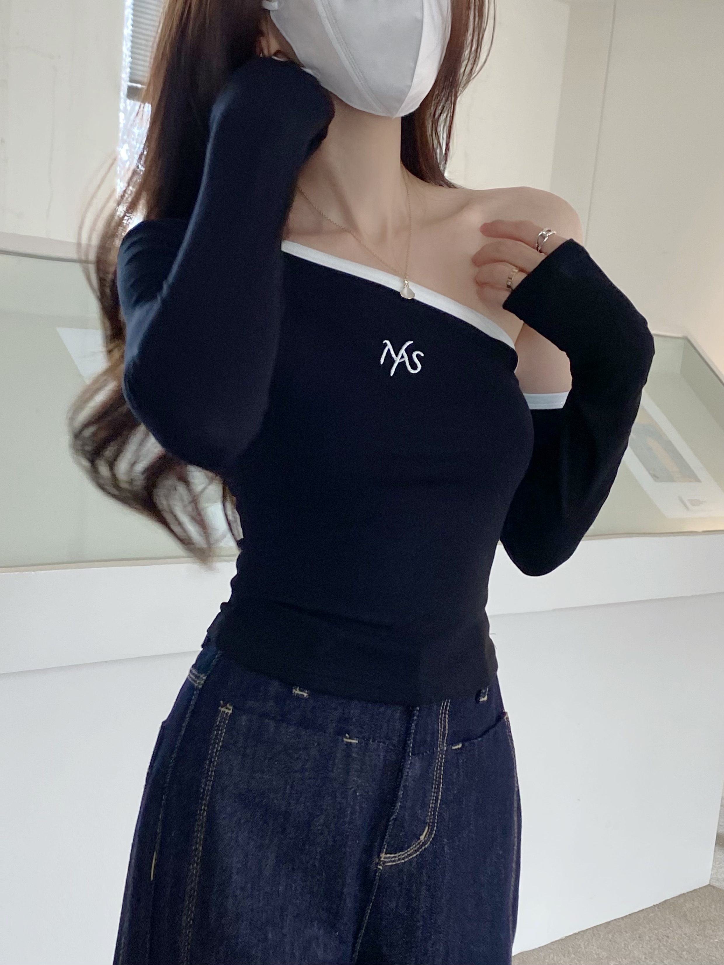 Real shot of hot girls off-shoulder long-sleeved sweater slim fit and slim inner bottom shirt off-shoulder short top trendy