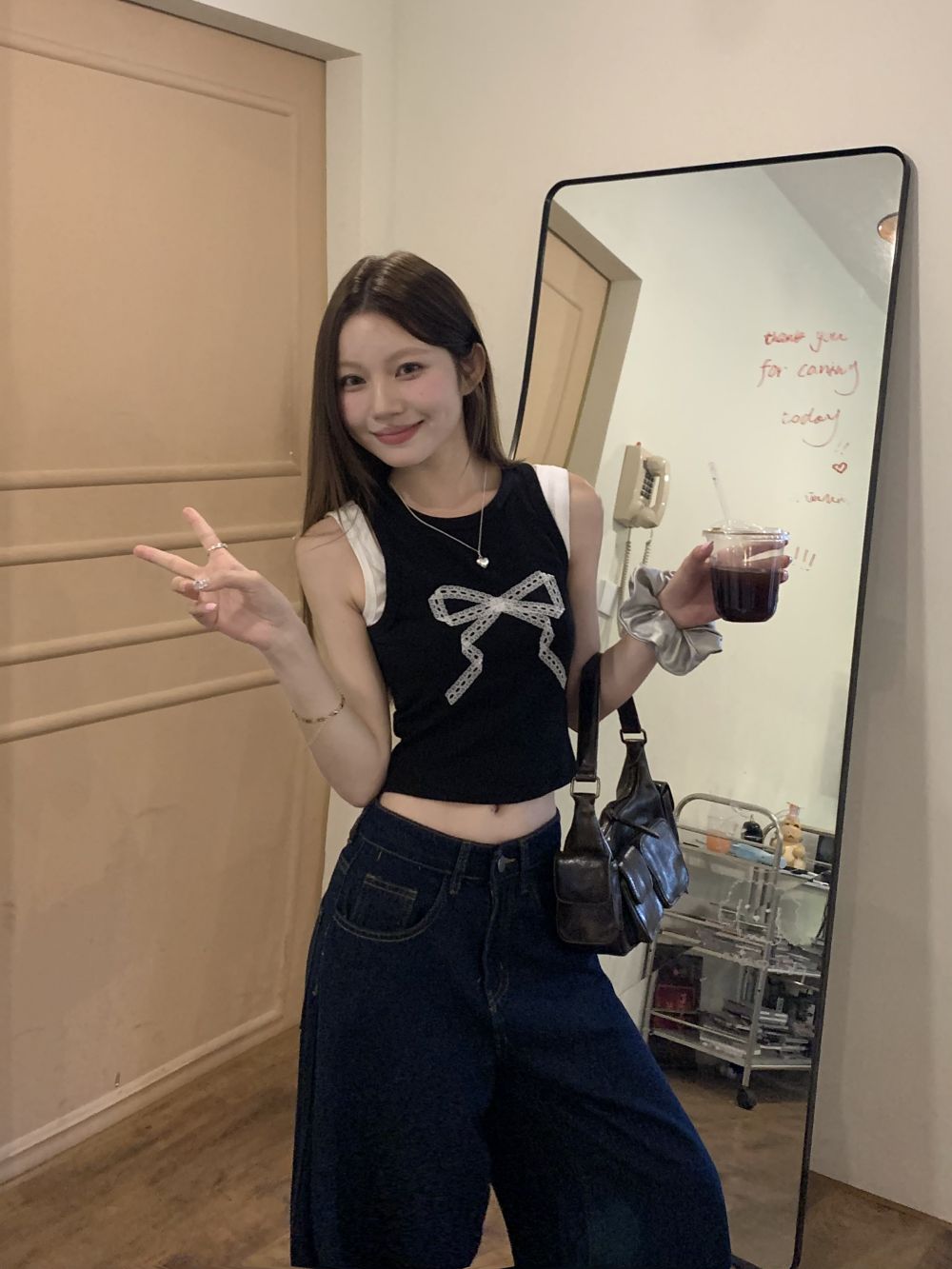 Real shot of fake two-piece inside and outside wearing printed bow sleeveless vest suspender top for women