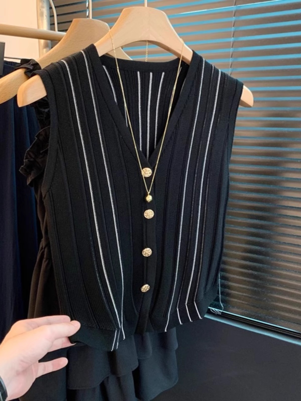 Guangzhou Thirteen High-quality products~Elegant and elegant V-neck striped vest vest small top for women's cardigan