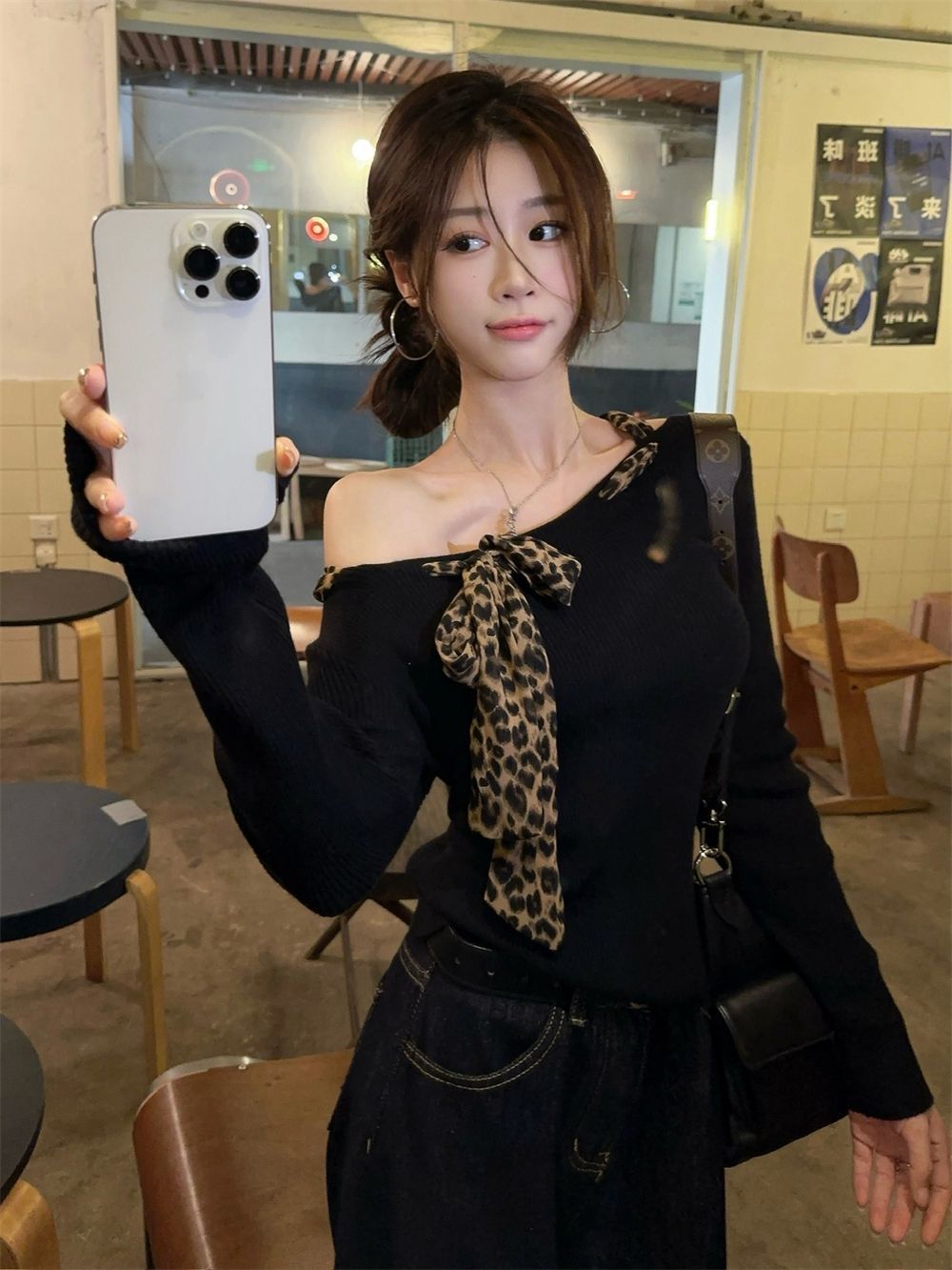 High-quality fabric + straps, elegant and unique design, leopard-print strap, off-shoulder long sleeves, slim and off-shoulder slim bodysuit