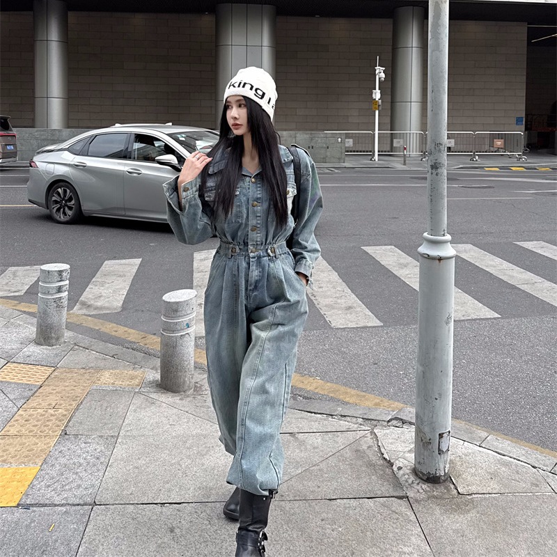 Real shot, fashionable style, long-sleeved denim jumpsuits, lapels, waist-hugging wide-leg trousers, floor-sliding one-piece new style
