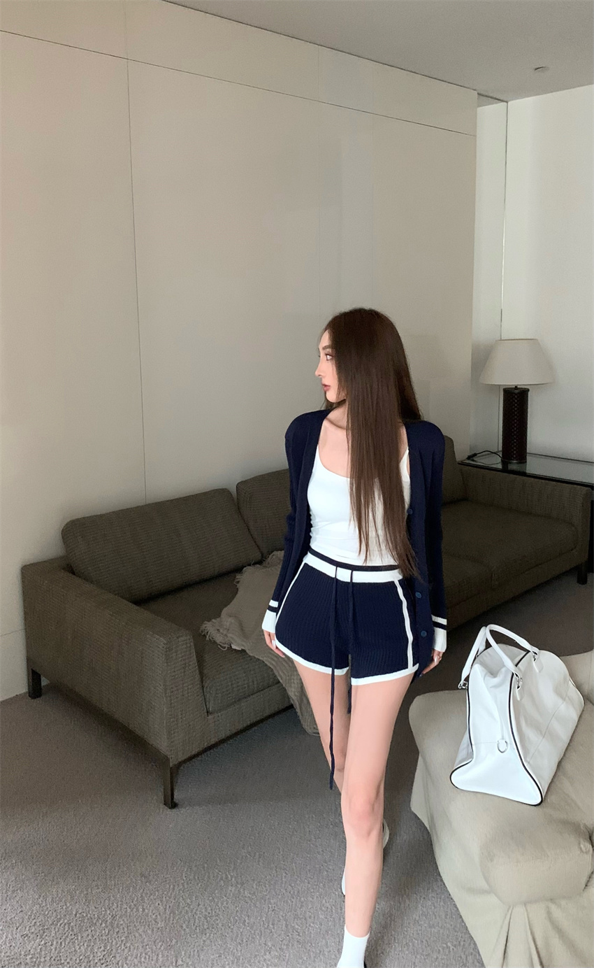 Real photos, keep them yourself~ It's very Korean fashionable and elegant knitted suit + suspender