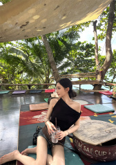 Real shot of fashionable retro temperament design hot girl T-shirt top