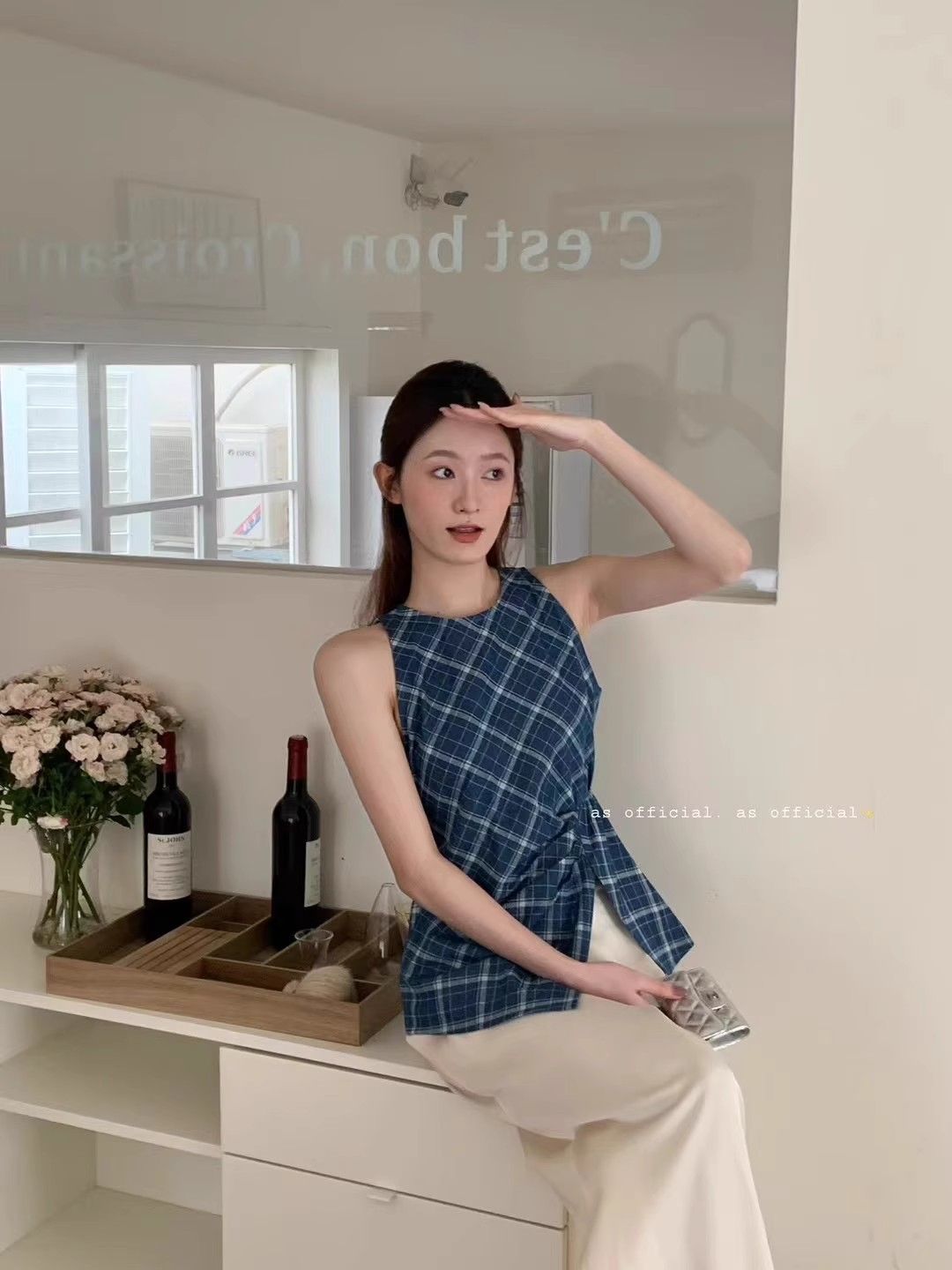 Blue sleeveless plaid shirt for women in summer 2025 new retro striped chic and beautiful little shirt super beautiful top